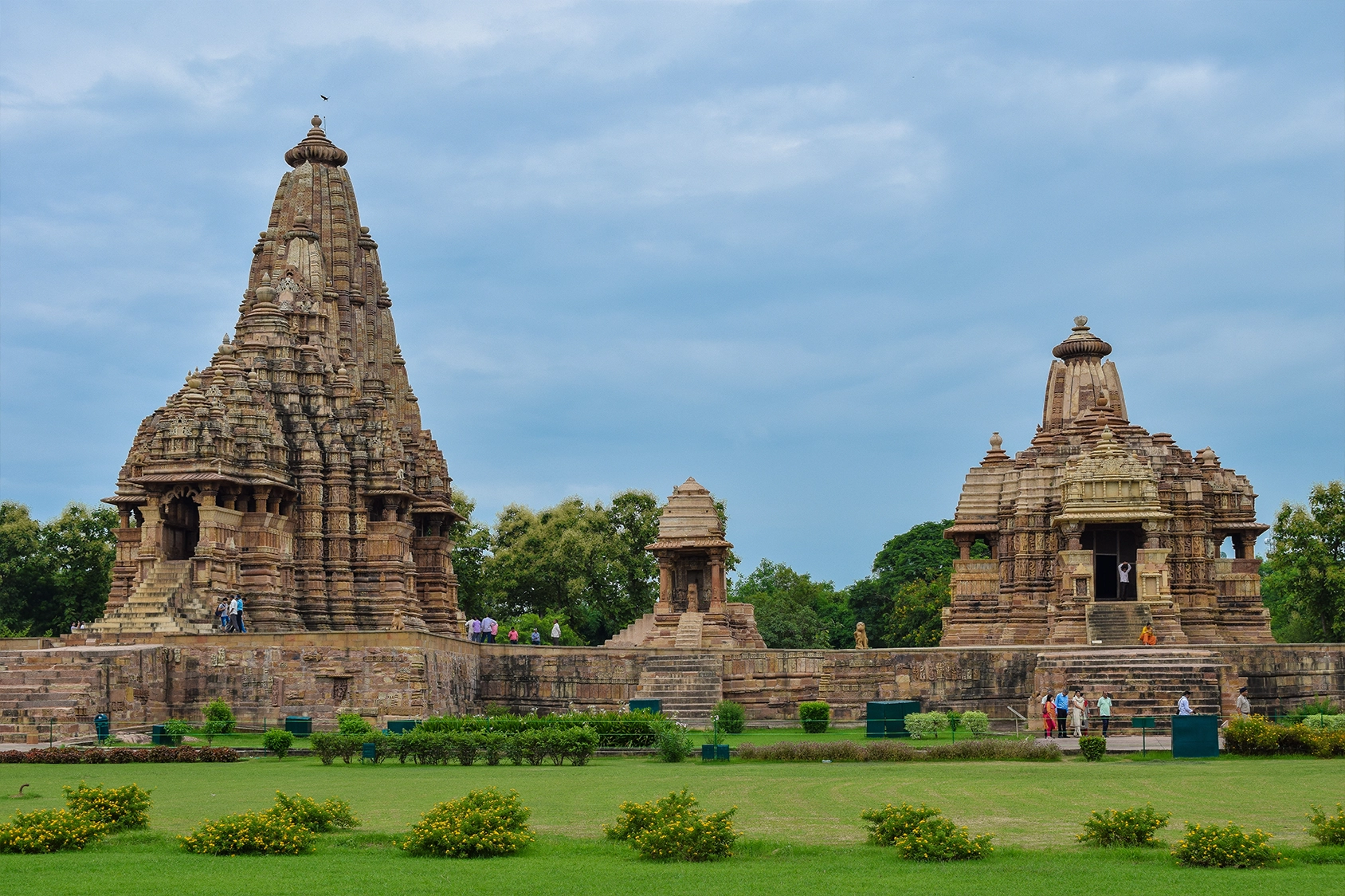 UNESCO World Heritage temples Light and sound shows Ancient Indian architecture Nearby wildlife and nature spots Ideal trip: 2–3 days Best time: October to March