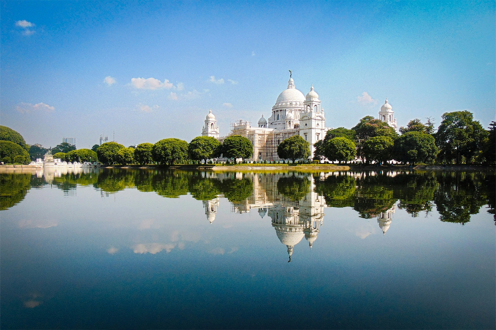 Admire colonial-era architecture Visit museums and art galleries Try famous Bengali sweets and street food Experience a rich cultural atmosphere