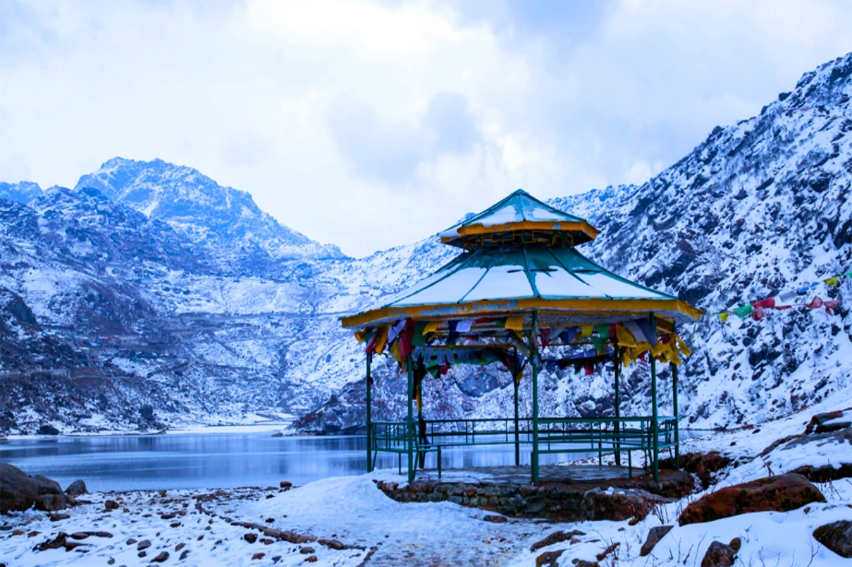 hlights: Yumthang Valley (often called the Valley of Flowers) Snow-covered mountain scenery Zero Point excursions Frozen rivers and waterfalls Peaceful Himalayan villages Best time: December to February